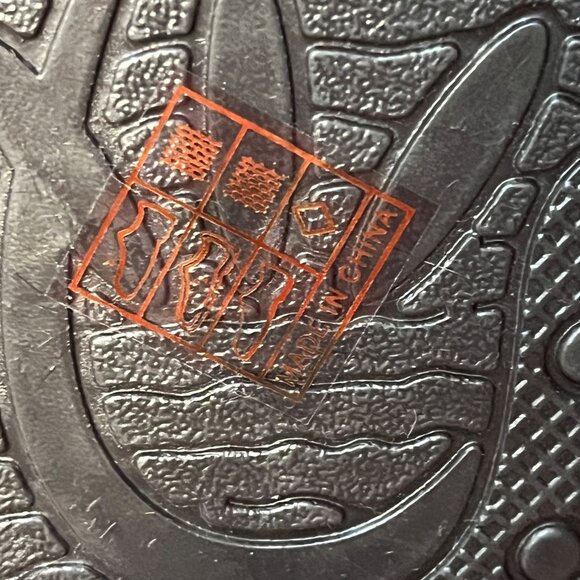 Chic Black Faux Fur Slippers with Gold Chain Detail - Picture 4 of 4